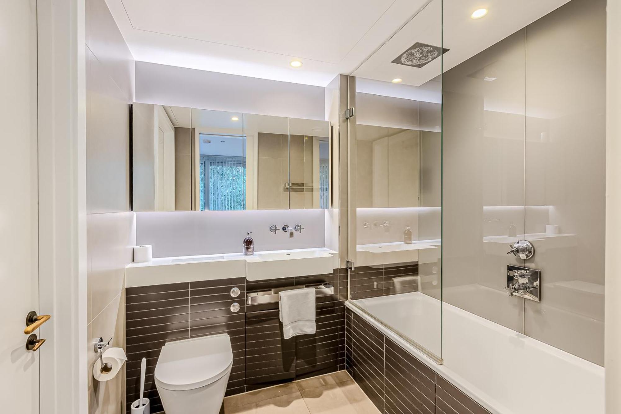 Radiant 2 Bdr With Balcony In Luxury Building Appartamento Londra