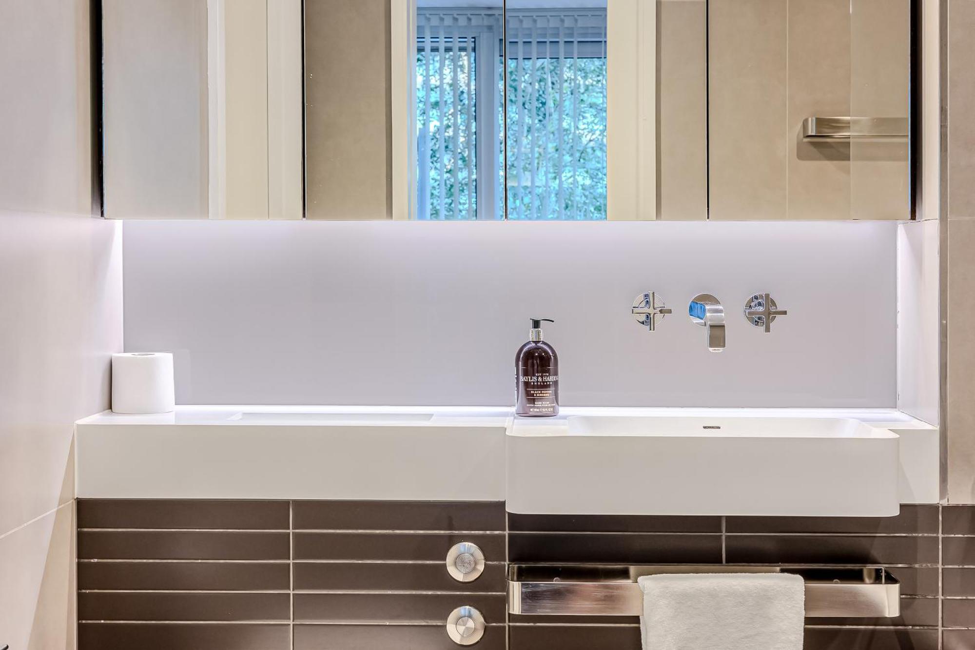 Radiant 2 Bdr With Balcony In Luxury Building Appartamento Londra