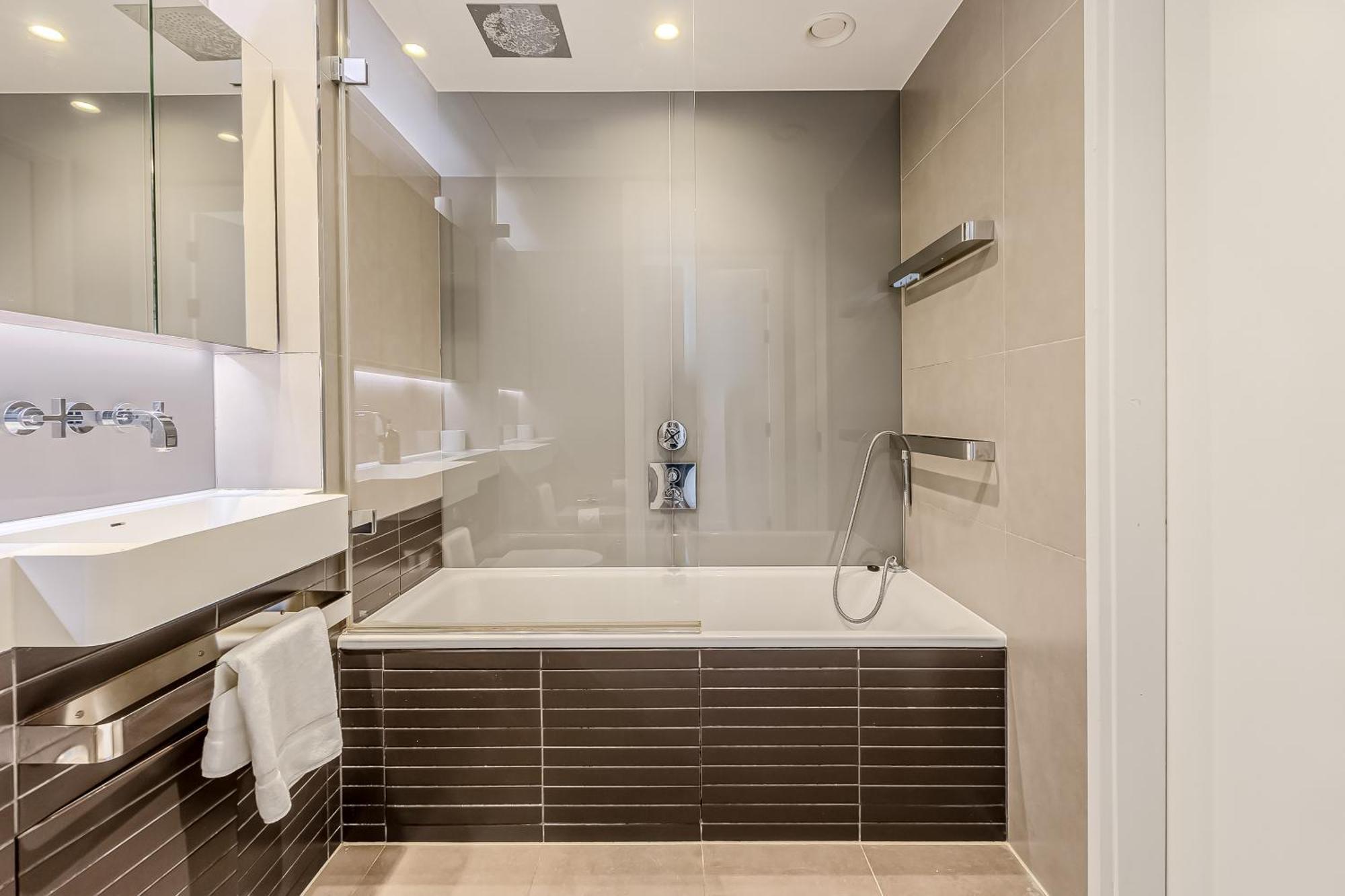 Radiant 2 Bdr With Balcony In Luxury Building Appartamento