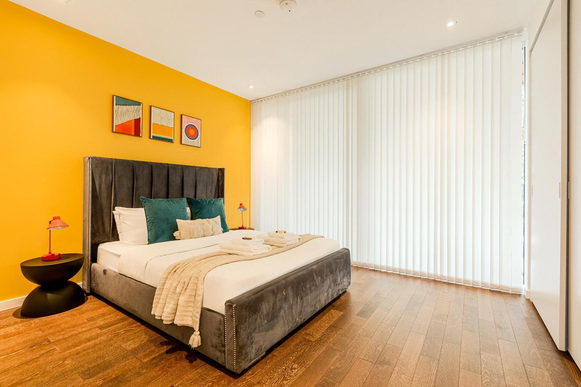 Radiant 2 Bdr With Balcony In Luxury Building