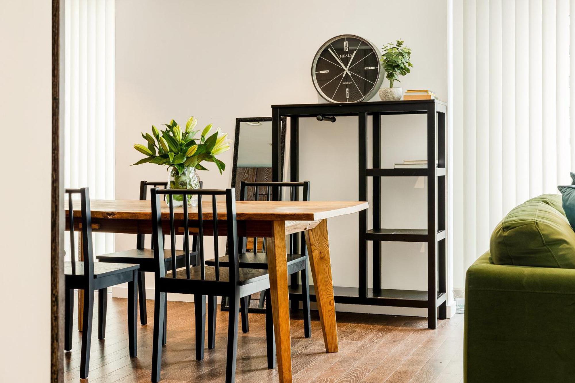 Radiant 2 Bdr With Balcony In Luxury Building Londra